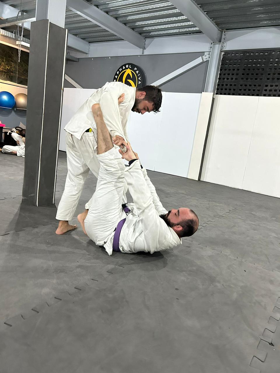Praticante em posição de guarda durante o treino